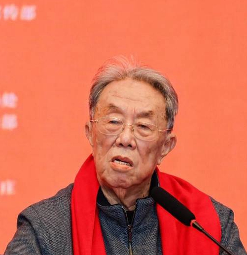 著名作家王蒙再回新疆 參加“天山文學獎”頒獎盛典